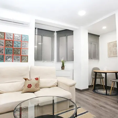 Apartamento En Calle Mendoza - Zona Huelin&300 Mts De La Playa Apartamento Málaga